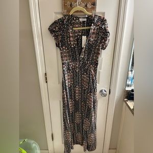 GORGEOUS deep neckline Flynn Skye floral dress